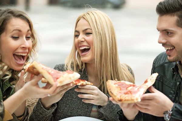 Jovens se divertindo e comendo pizza — Fotografia de Stock