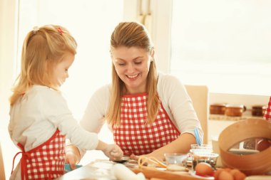 Anne ve kızı hamur yapma