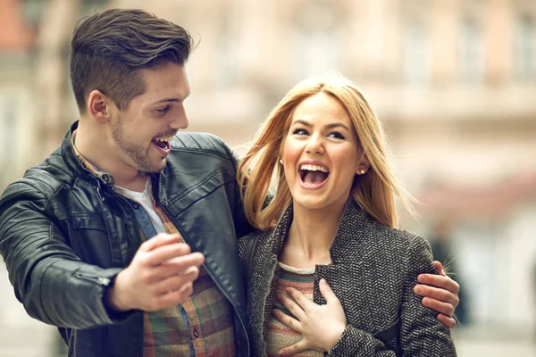 Feliz pareja divirtiéndose — Foto de Stock