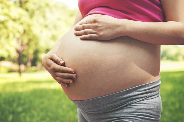 Mujer embarazada en la naturaleza — Foto de Stock