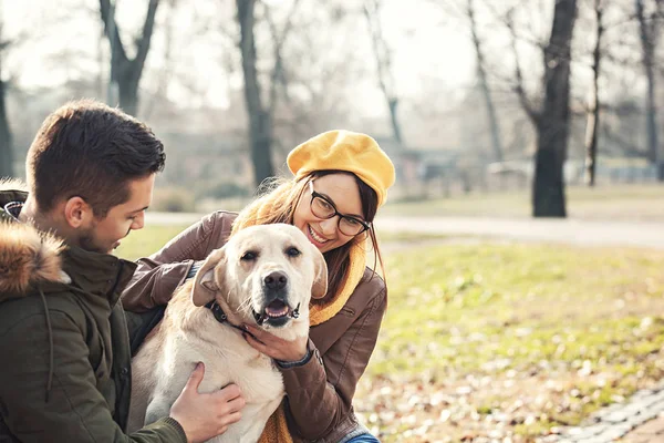 Coppia giovane e cane — Foto Stock