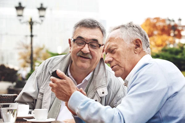 Senior friends enjoying outside — Stock Photo, Image