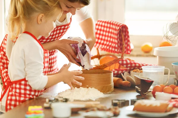 Passer du temps en famille de qualité. Gâteaux de cuisson . — Photo