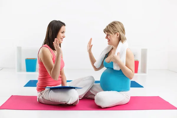 Pregnant Woman Take Care of Her Body. Conversation After Trainin — Stock Photo, Image