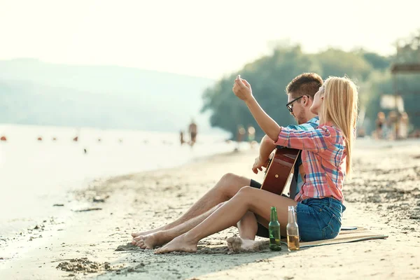 젊은 커플 즐기는 여름 — 스톡 사진