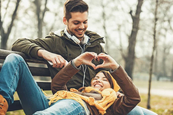 Pareja joven citas — Foto de Stock