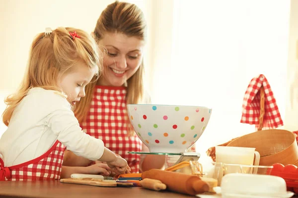Mother and Daughter Measuring Ingredients to Make Dough — Stock Photo, Image