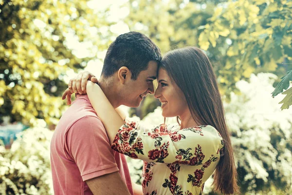 Casal no parque — Fotografia de Stock