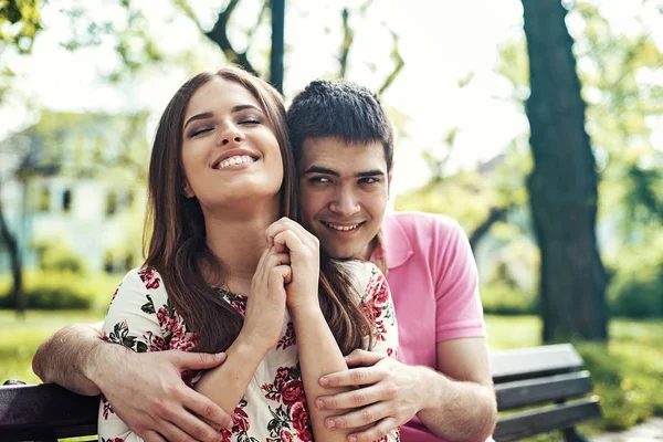 Couple dans le parc — Photo