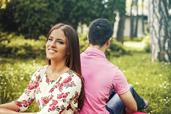 Pareja en el parque — Foto de Stock