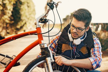 Genç adam Bisiklet fren kontrol