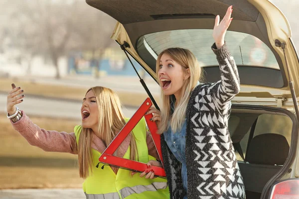 Mulheres na estrada com carro quebrado — Fotografia de Stock