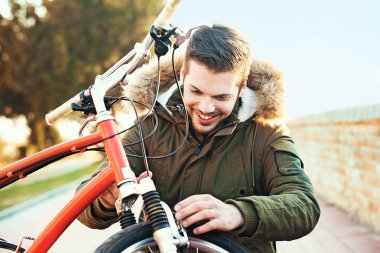 Genç adam Bisiklet fren kontrol