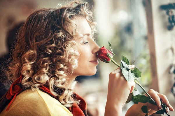 女人嗅到玫瑰 — 图库照片