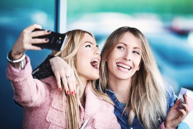 Alışveriş zamanı. Kızlar eğleniyor.