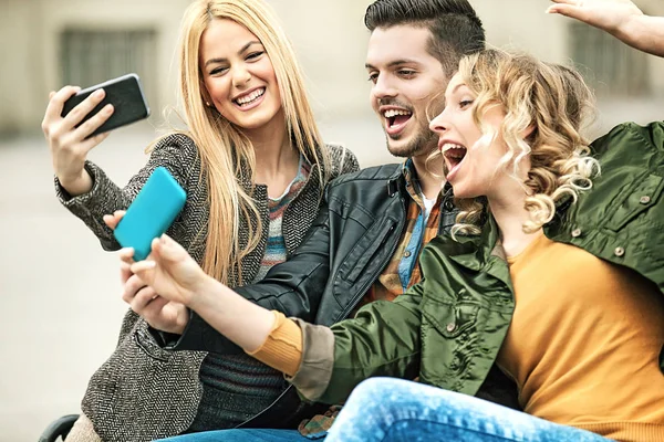 Jóvenes usando el teléfono celular — Foto de Stock