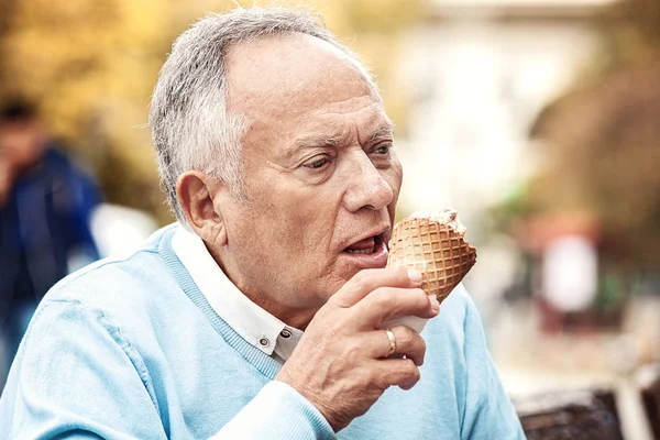 Senior man eating ice-cream — Stock Photo, Image