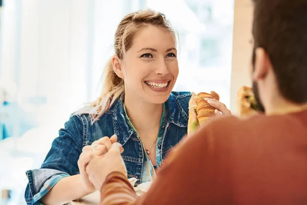 Pareja desayunando — Foto de Stock