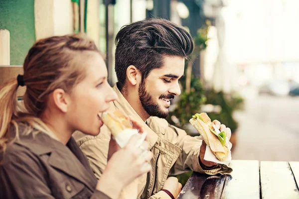 Casal tomando café da manhã — Fotografia de Stock