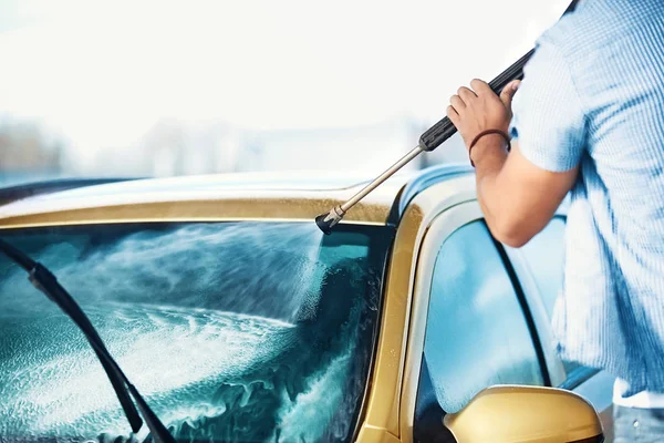 Homem lavagem de carro — Fotografia de Stock