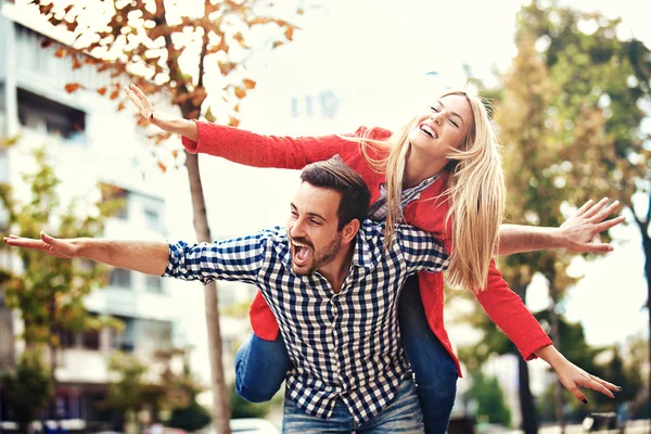 Pareja disfrutando de primavera —  Fotos de Stock