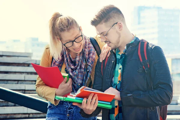 Estudiantes aprendiendo para el examen —  Fotos de Stock