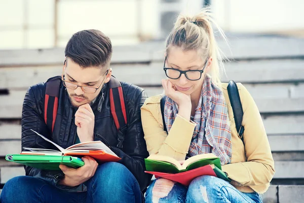 Estudiantes pareja leyendo libro —  Fotos de Stock
