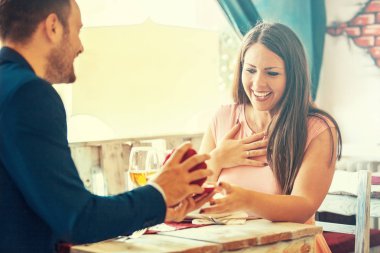 Bir restoranda çift tr