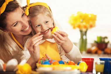 Paskalya yumurtaları boyamak