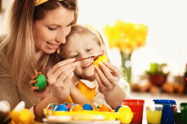 Paskalya yumurtaları boyamak