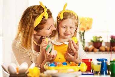 Paskalya yumurtaları boyamak