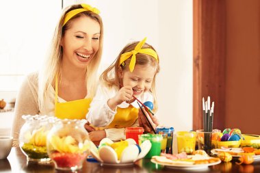 Paskalya yumurtaları boyamak