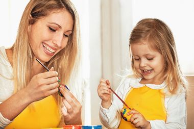 Paskalya yumurtaları boyamak