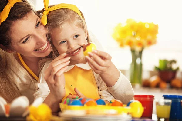 Paskalya yumurtaları boyamak