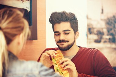 Çift kahvaltı yapıyor.