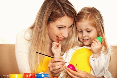 Paskalya yumurtaları boyamak