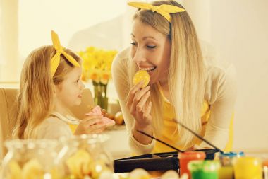 Paskalya yumurtaları boyamak