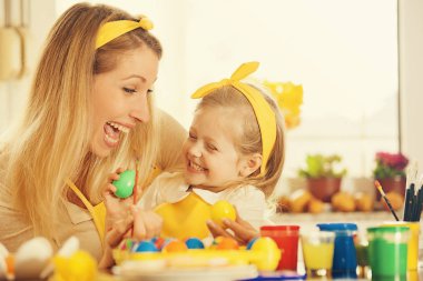 Paskalya yumurtaları boyamak