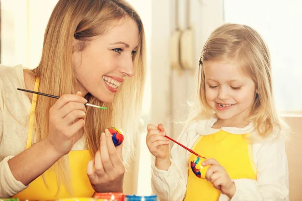 Paskalya yumurtaları boyamak