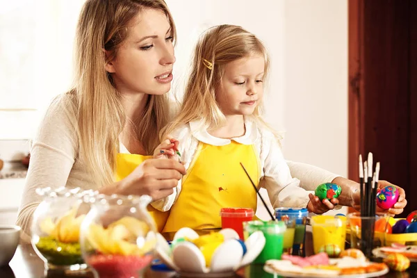 Schilderen van paaseieren — Stockfoto