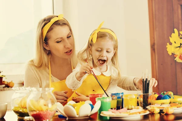 Paskalya yumurtaları boyamak