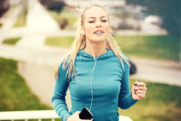 Mujer rubia está trotando — Foto de Stock