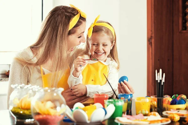 Schilderen van paaseieren — Stockfoto