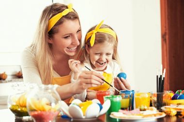 Paskalya yumurtaları boyamak