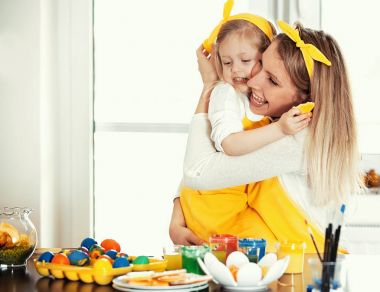 Paskalya yumurtaları boyamak