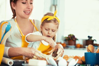 Kalite aile zaman harcama. Kek pişirme. 