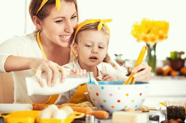 Kalite aile zaman harcama. Kek pişirme. 