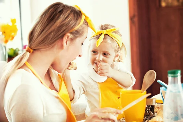 Kwaliteit familie tijd doorbrengen. Taarten bakken. — Stockfoto