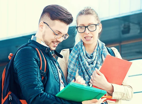 Estudiante pareja leyendo libros — Foto de Stock