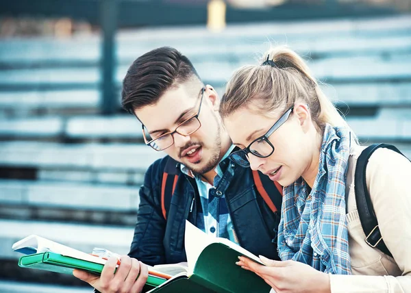 Studentský pár čtení knihy — Stock fotografie